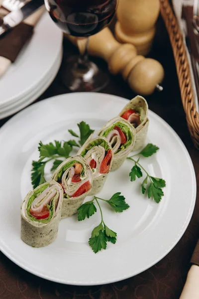 Tortilla rulo ile jambon, domates