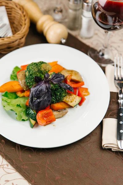 브로콜리, 고추와 상 추의 야채 샐러드 — 스톡 사진