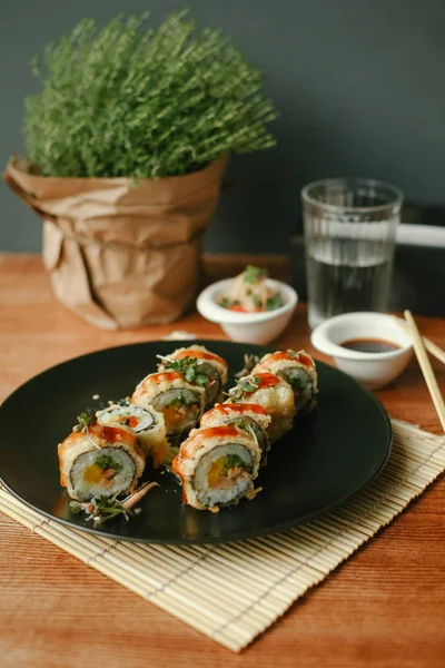 Maki suşi rulo salatalık ve yılan balığı