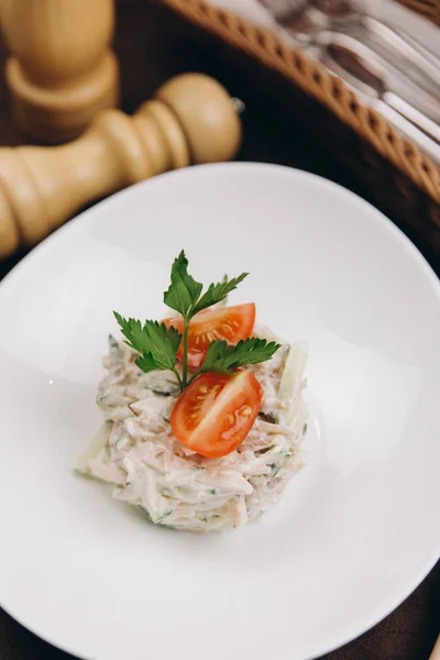 Салат из овощей и рыбы в сливочном соусе — стоковое фото