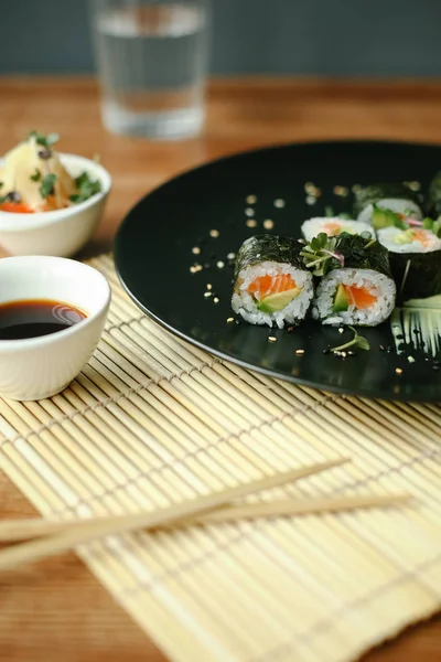 Somon ve salatalıklı maki suşi.