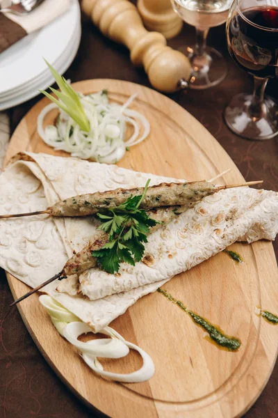 Katlanmış buğday tortilla merguez sosis ile