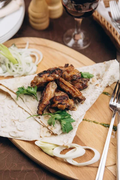 Buğday tortilla ile kavrulmuş et katlanmış