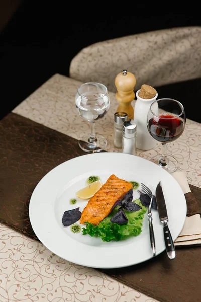 Limon ve marul ızgara somon