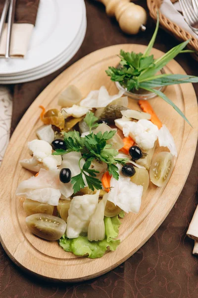 올리브와 야채 샐러드 — 스톡 사진