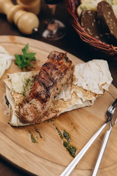 Buğday tortilla ile kavrulmuş et katlanmış