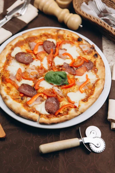 Pizza z chorizo i papryki — Zdjęcie stockowe