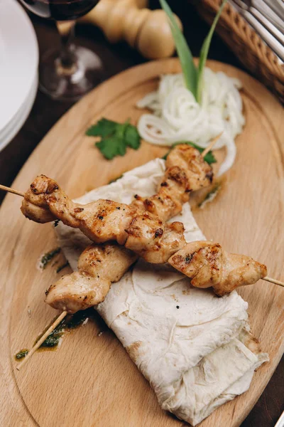 Tavuk kebap ile buğday tortilla katlanmış