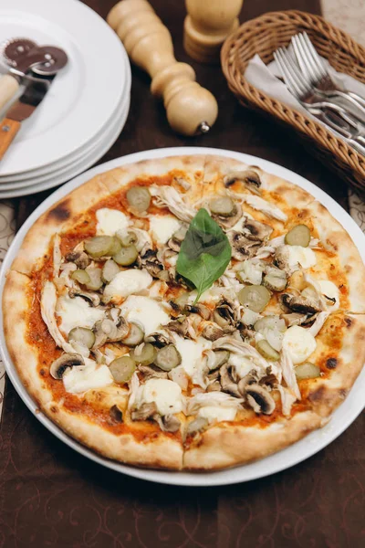 Mantar ve tavuk pizza