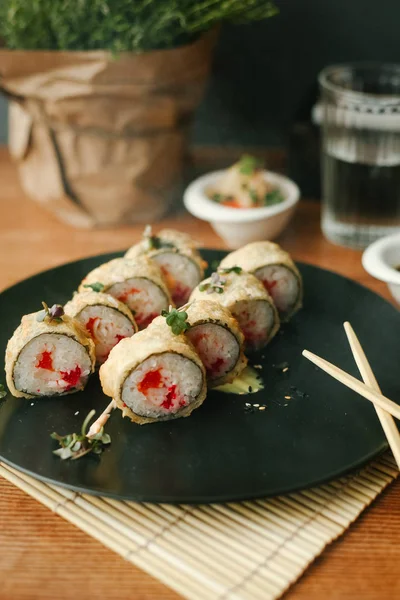 Maki suşi rulo havyar ile