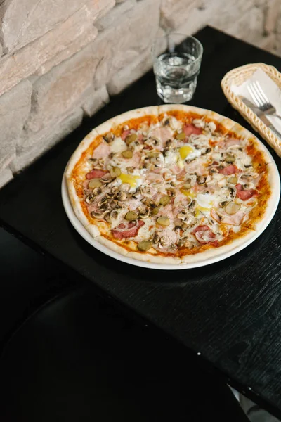 Pizza con champiñones, tocino y cebolla —  Fotos de Stock
