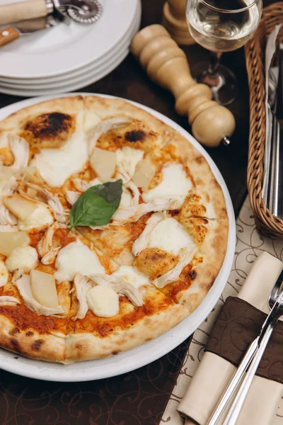 Tavuk, patates ve peynirli pizza