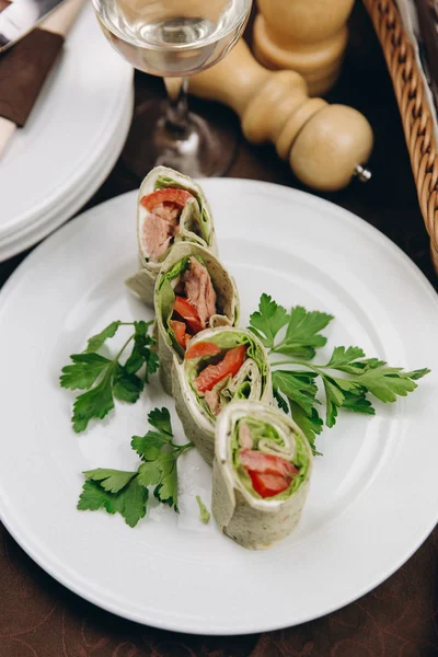 Sığır eti ve domates ile tortilla rulo