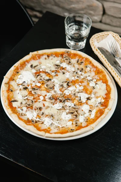 Pizza con champiñones, queso y hierbas —  Fotos de Stock