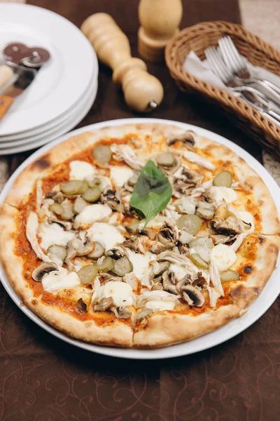Pizza com cogumelos e frango — Fotografia de Stock