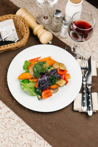 Zeleninový salát, brokolice, papriky a salát — Stock fotografie