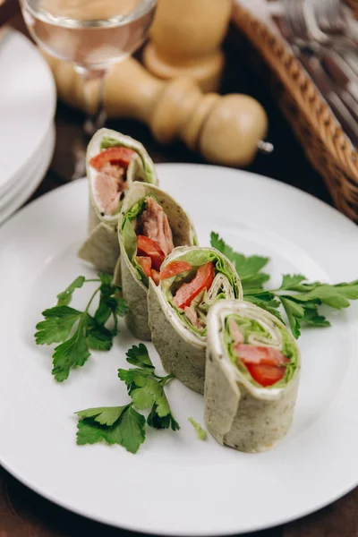 Sığır eti ve domates ile tortilla rulo