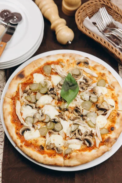 Mantar ve tavuk pizza