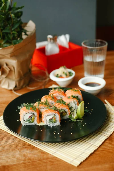 Somon ve salatalıklı maki suşi.