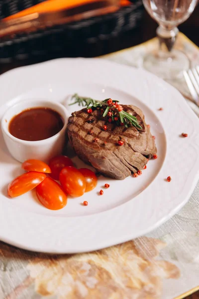Grillezett marhahús steak paradicsommal — Stock Fotó