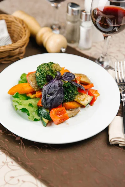 브로콜리, 고추와 상 추의 야채 샐러드 — 스톡 사진