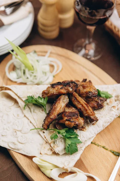 Buğday tortilla ile kavrulmuş et katlanmış