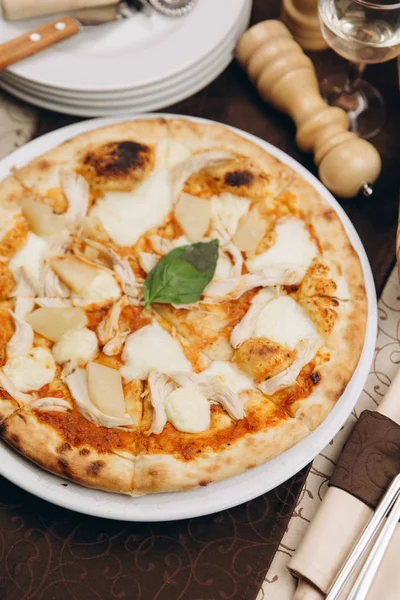 Tavuk, patates ve peynirli pizza