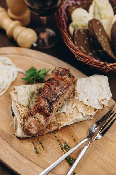 Buğday tortilla ile kavrulmuş et katlanmış