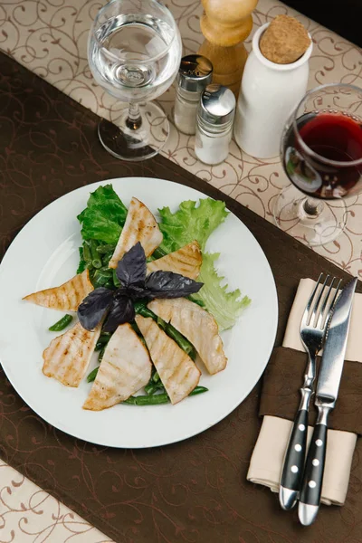 Izgara dana eti kuşkonmaz ile