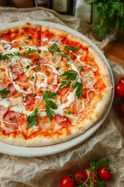 pastırma ve domates pizza