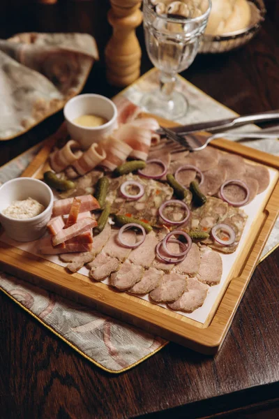 Carne de res, tocino y jamón sobre tabla de madera — Foto de Stock