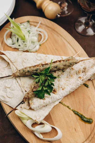 Katlanmış buğday tortilla merguez sosis ile