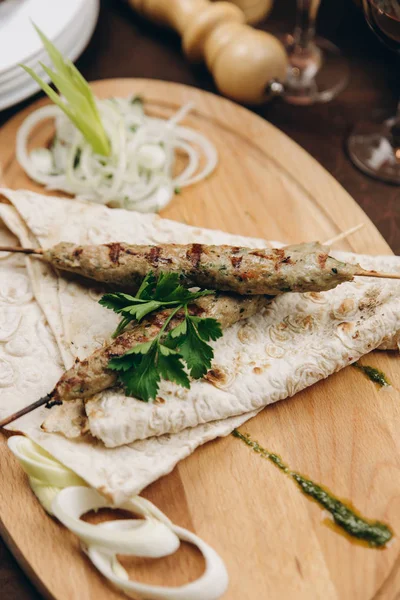 Katlanmış buğday tortilla merguez sosis ile