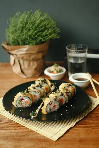 Fried maki sushi somon ile rulo
