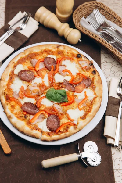 Pizza com pimentão e chouriço — Fotografia de Stock