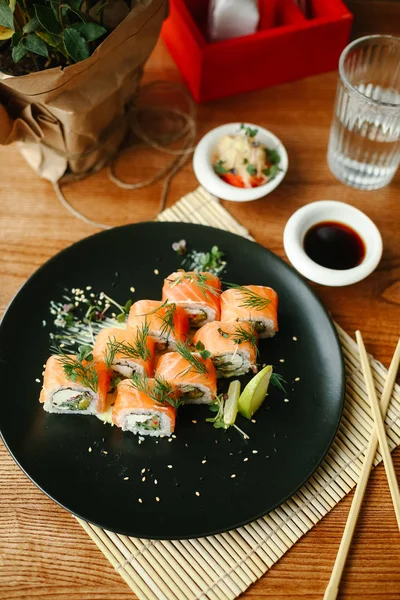 Maki sushi rullar med lax och gurka — Stockfoto