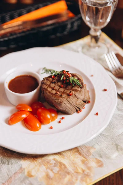 Filete de ternera a la parrilla con tomates — Foto de Stock