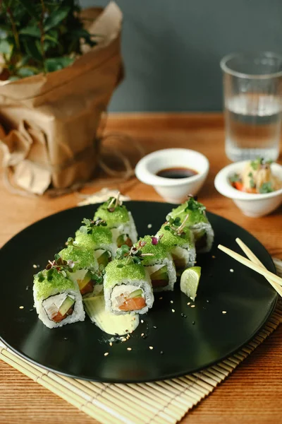 Maki-Sushi-Rollen mit Gurken und Lachs — Stockfoto