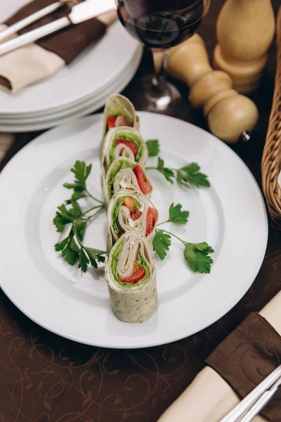 Tortilla rulo ile jambon, domates