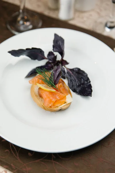 Bruschetta con mantequilla, salmón y limón —  Fotos de Stock