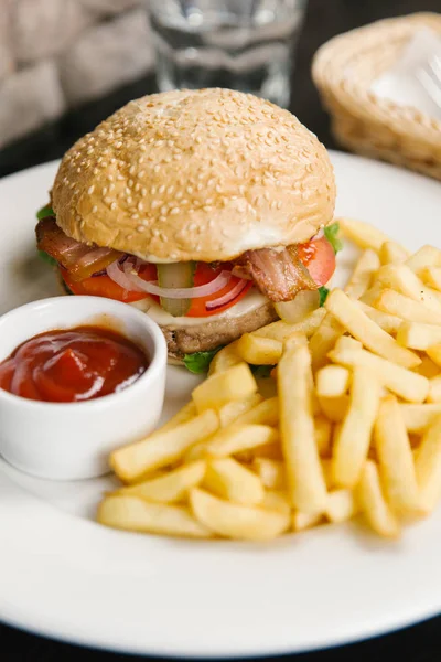 Hamburger z sałatą, pomidorami i serem — Zdjęcie stockowe