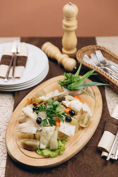 올리브와 야채 샐러드 — 스톡 사진