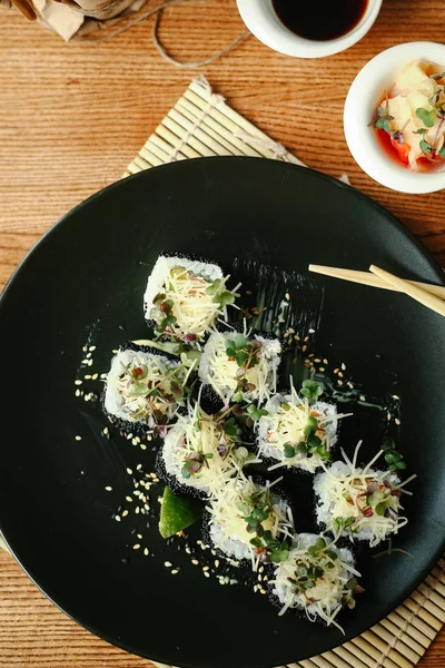 Sushi-Rollen mit schwarzem Kaviar und Käse — Stockfoto