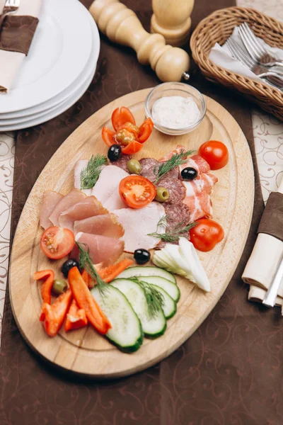 Jamón ahumado, tocino y salami a bordo —  Fotos de Stock