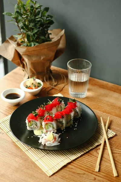 Sushi-Rollen mit Gurken und Krabbenfleisch — Stockfoto