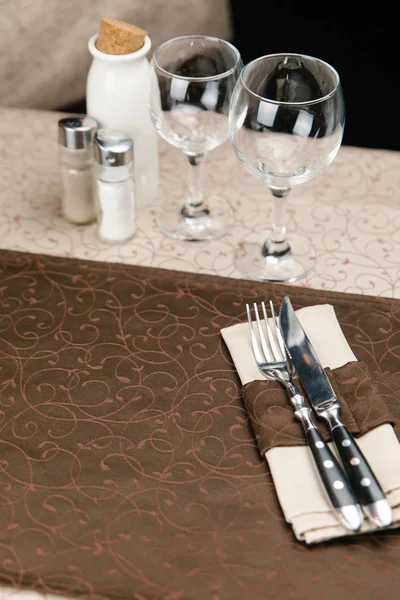 çatal ve peçete üzerinde bıçak 