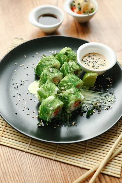 Somon ve krem peynirli suşi ruloları.