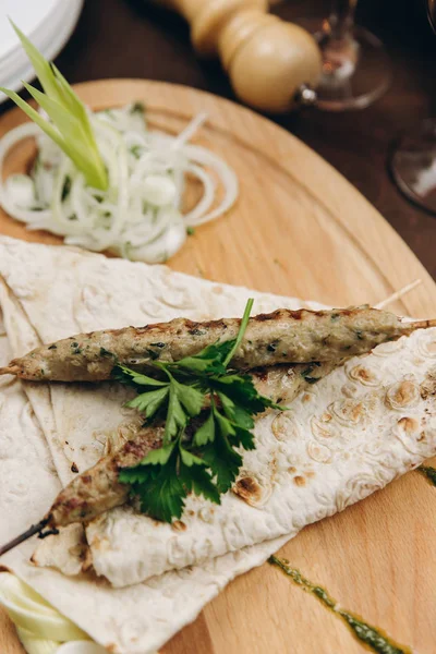 Katlanmış buğday tortilla merguez sosis ile