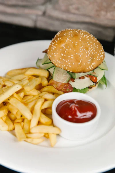 Marul, salatalık ve pastırmalı çizburger