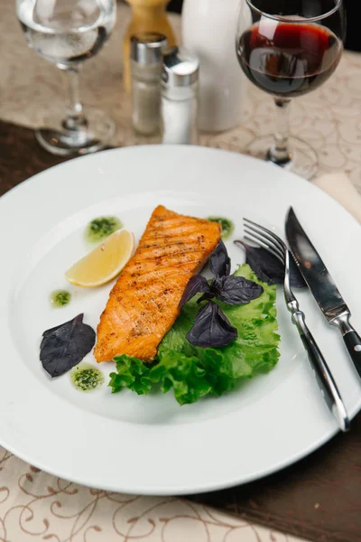 Limon ve marul ızgara somon